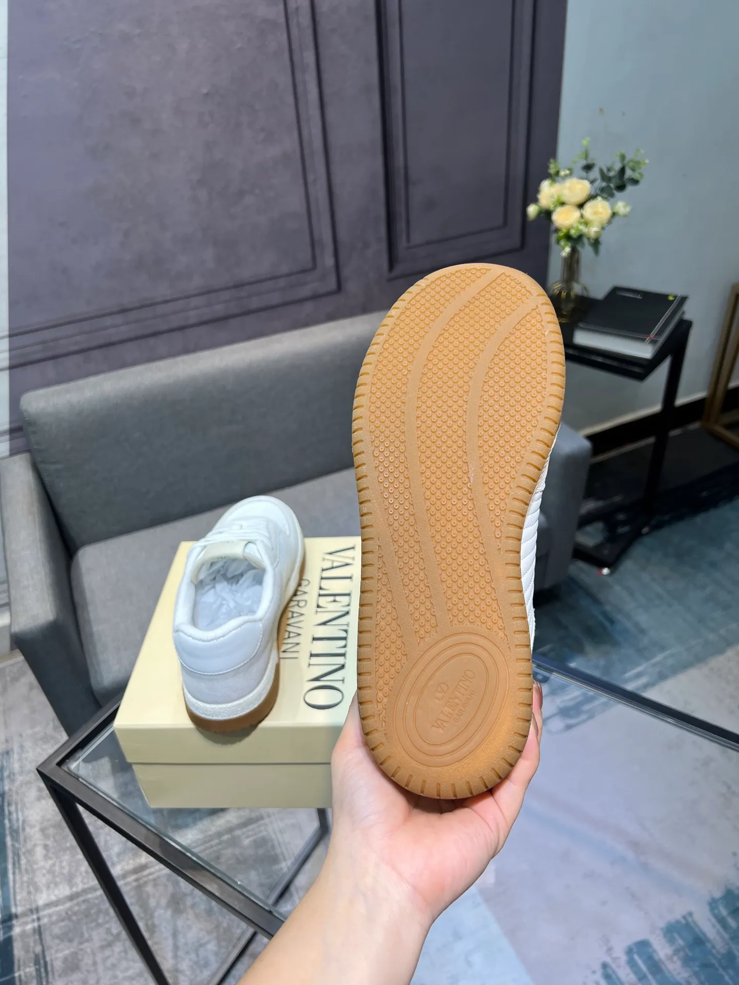 Men's shoes 💰720 VALENTINO Valentino 2025 popular casual sports shoes! 👍Fabric: Original custom punched + full-grain cowhide 👍Feet: cowhide + V-mark special injection insole (original 1:1) 👍Outsole: TPR+raw rubber combination wear-resistant outsole 👍Packaging: original beige full set of noble counter packaging 👍Code number: women's 35-41, men's 38-45 women's 40.41 men's 45.46 customized